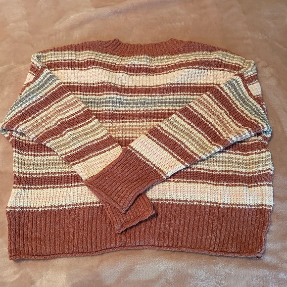 American Eagle Cropped V-Neck Sweater - Picture 4 of 4